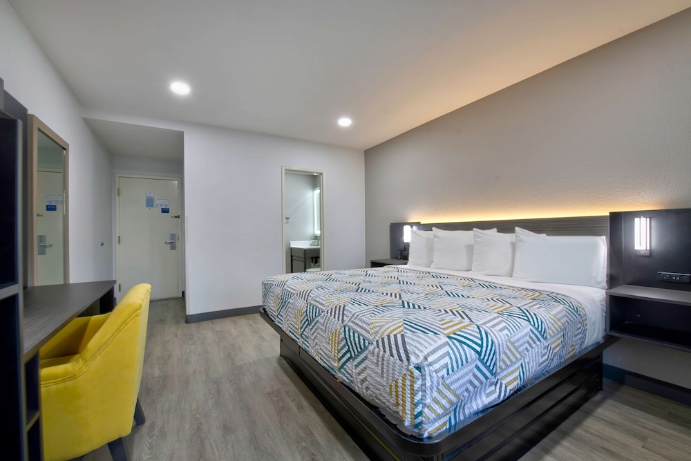 SUITE, KING BED, ACCESSIBLE