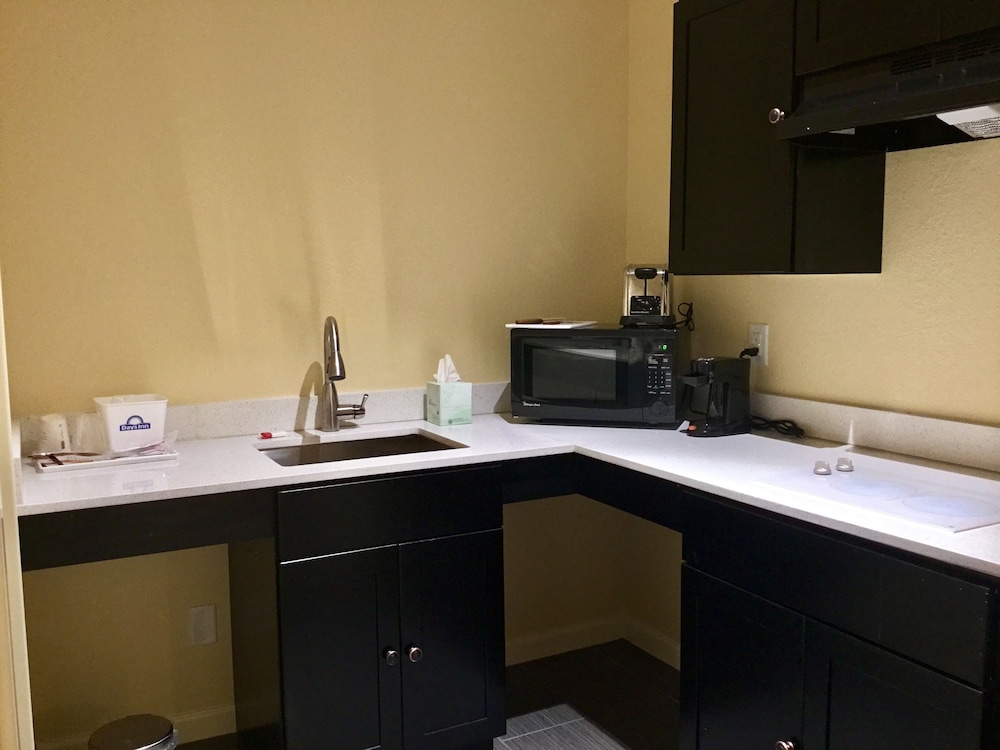 Days Inn By Wyndham Freeport 27/34