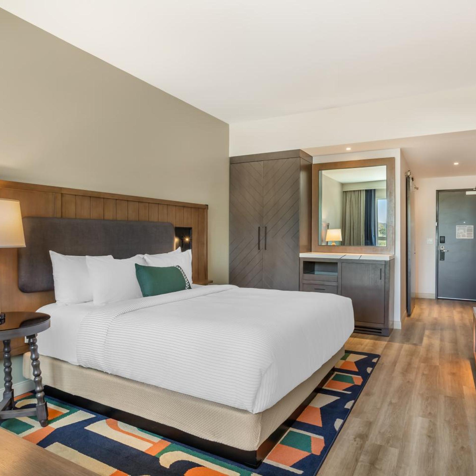 Superior, King Bed, Pool View