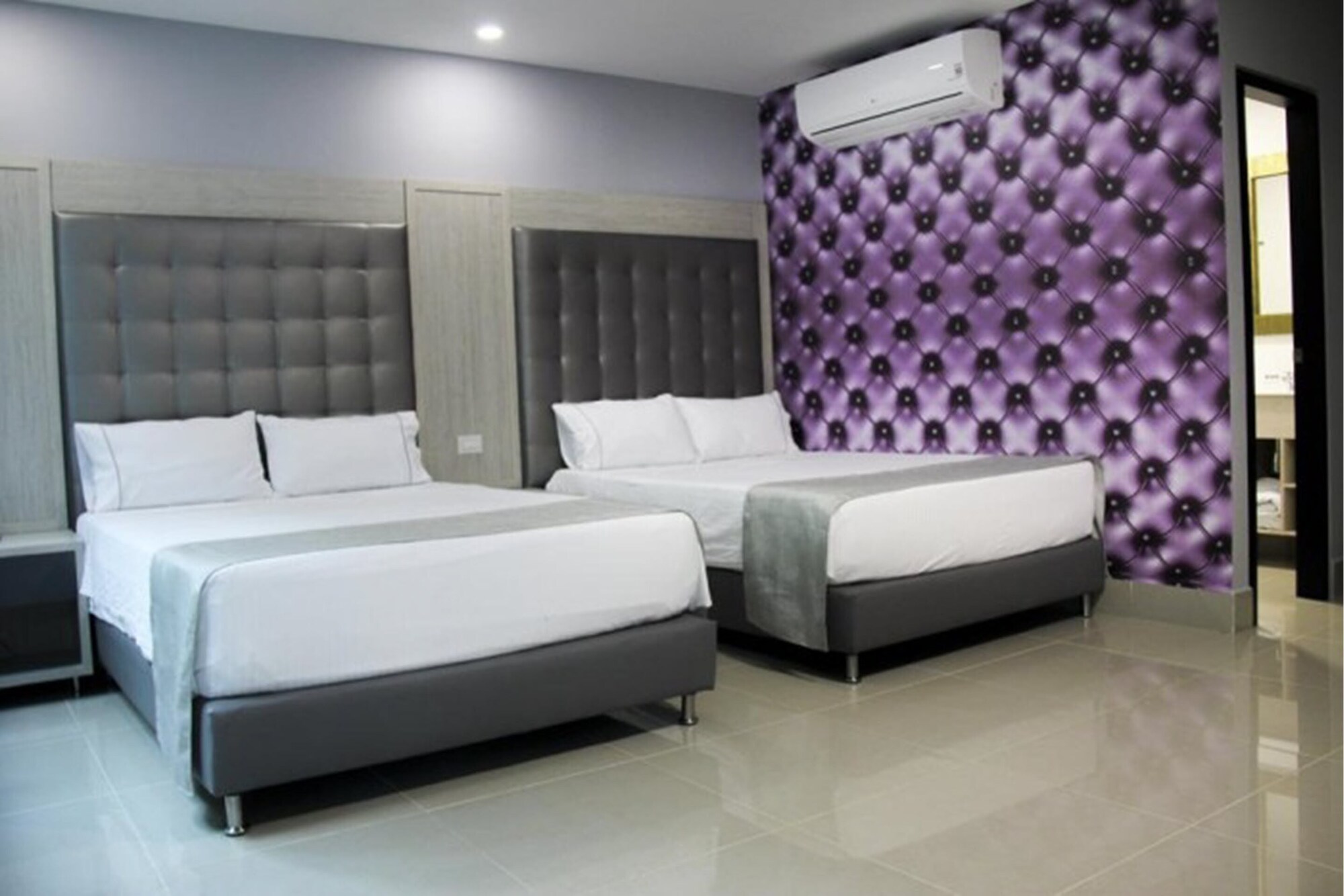 DELUXE, TWIN BEDS