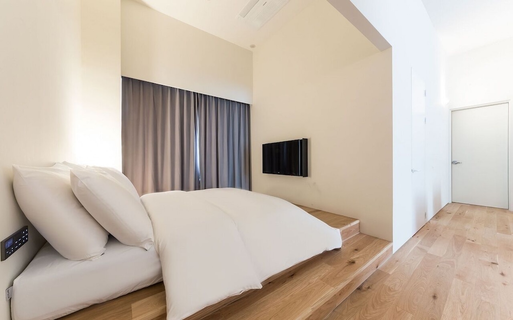 Hotel 498 7/42