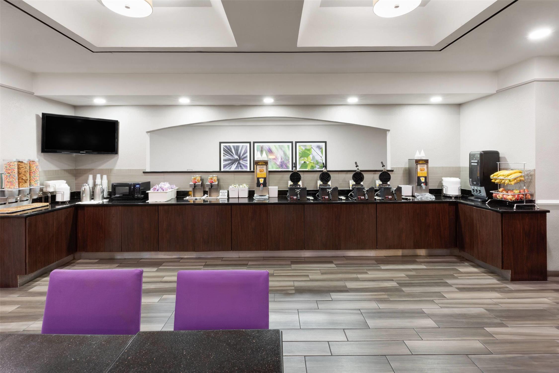 La Quinta Inn & Suites by Wyndham San Antonio Airport 13/63