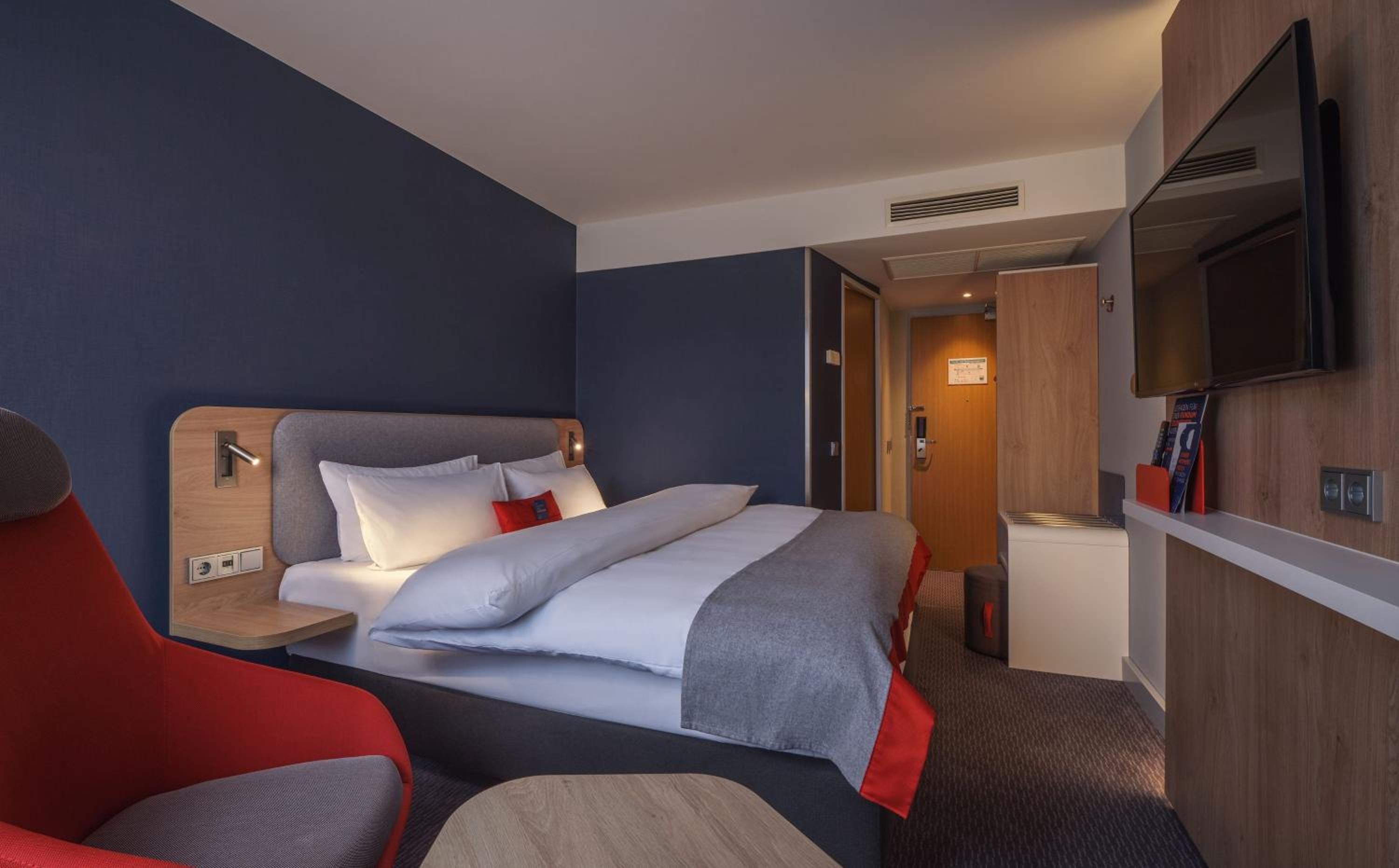 غرفة قياسية بسرير كينج وسرير كوين، Holiday Inn Express Dortmund Hotel 3/6