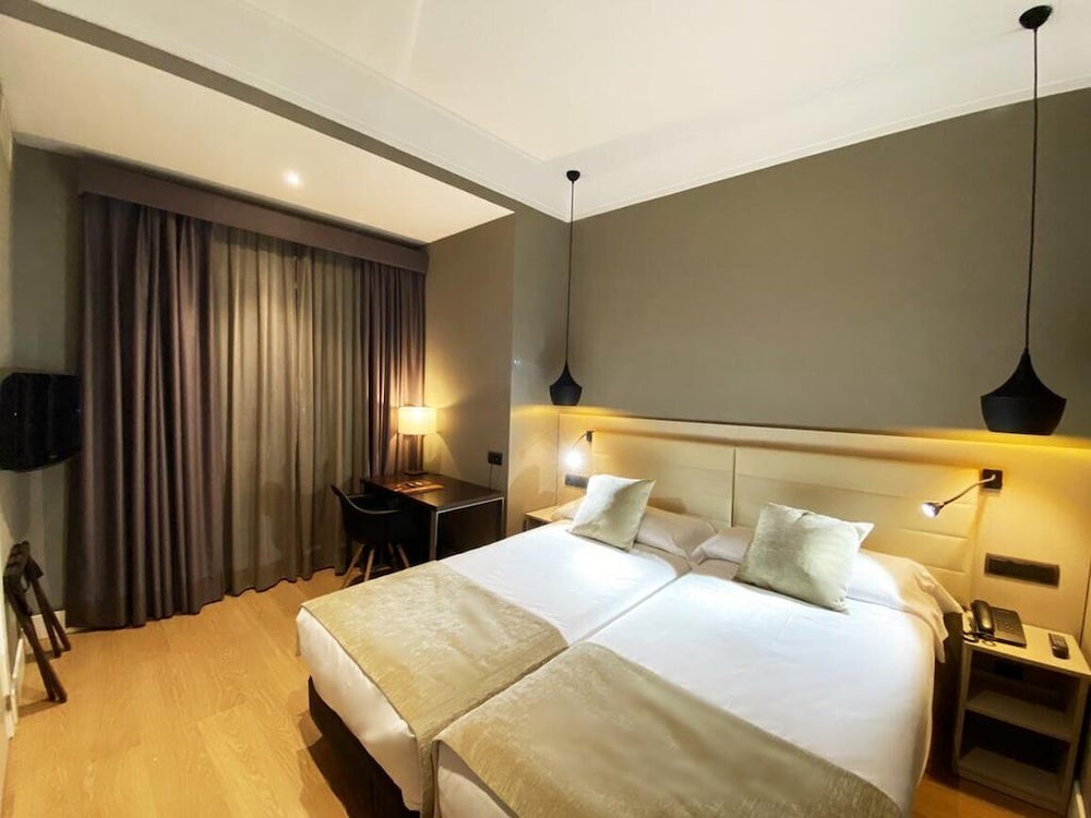 ROOM, SINGLE, DOUBLE BED