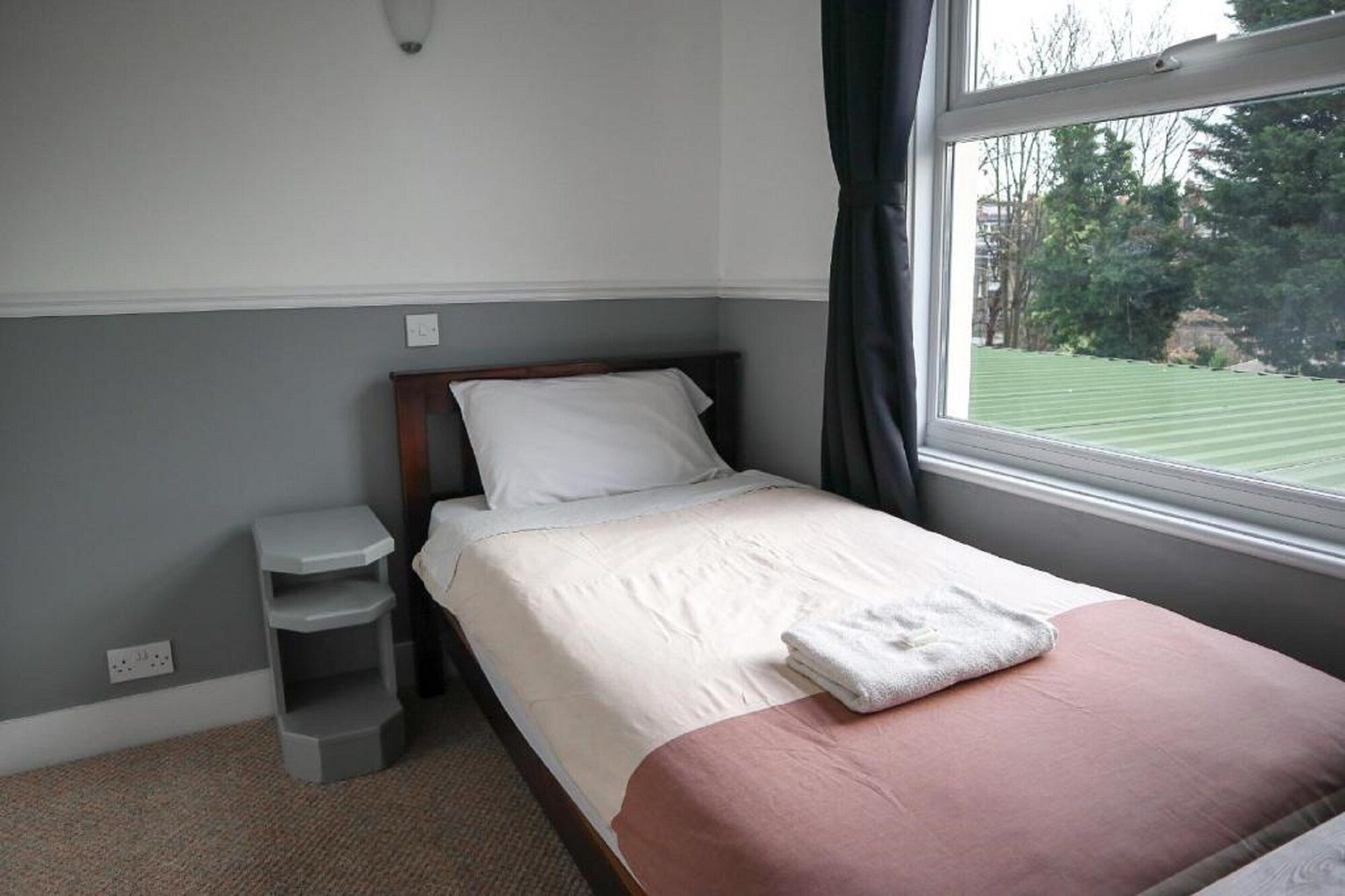 ROOM, SINGLE