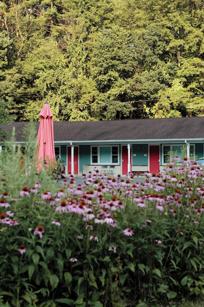 The Briarcliff Motel 52/58