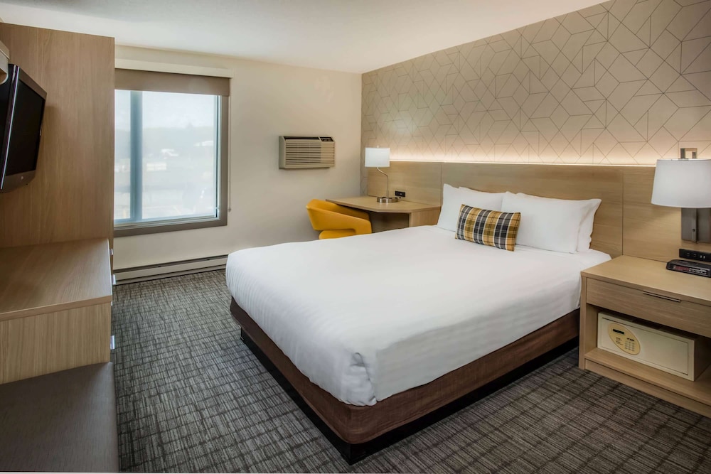 Compact, Queen Bed