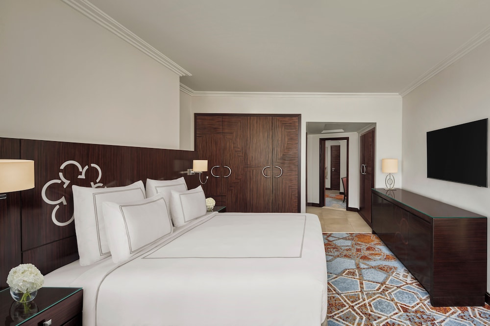 CITY, JUNIOR SUITE