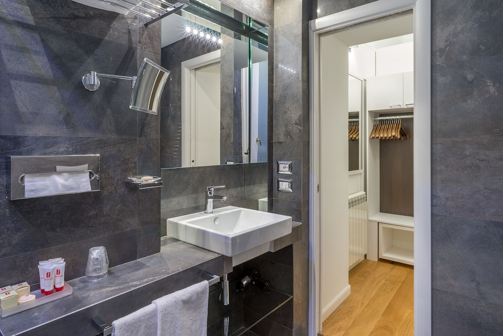Les Diamants Spanish Steps Suite 37/46