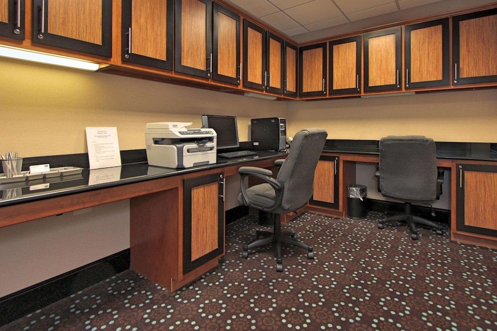 Hampton Inn Defiance 24/25
