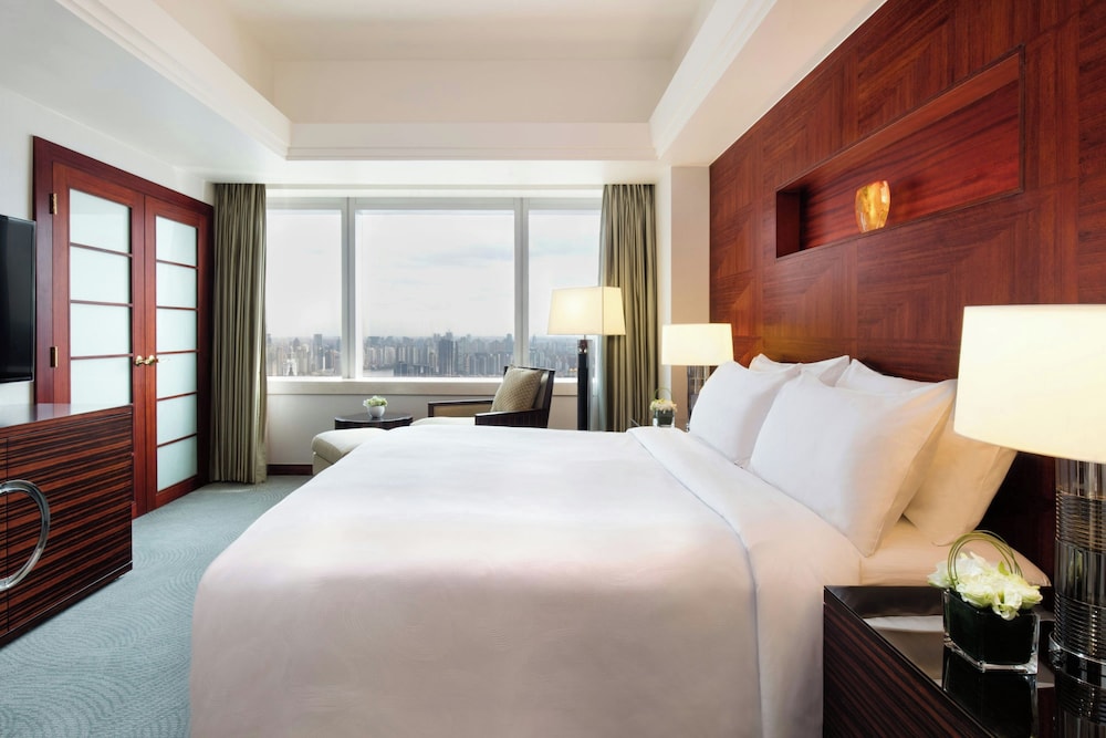 Suite, King Bed, Skyline View, Sofa, Executive Lounge Access