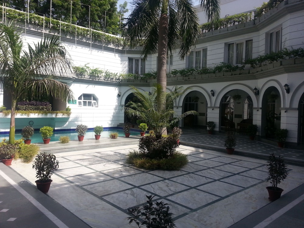 GRAND CONTINENTAL HOTEL 48/51