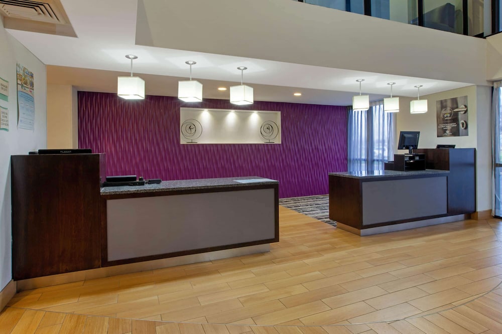 La Quinta Inn & Suites by Wyndham Detroit Metro Airport 7/55