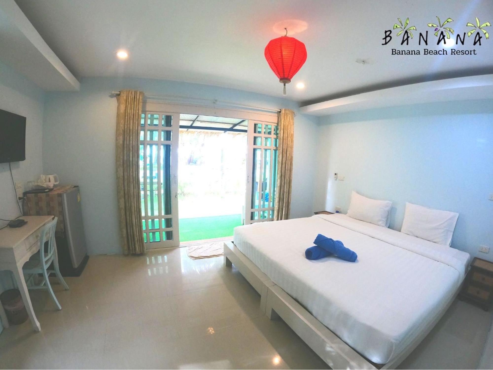 Room, 1 Queen and 1 Single Bed, Pool and Sea View