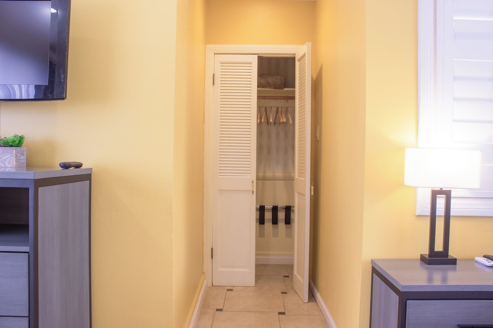 Carmel Wayfarer Inn 19/50