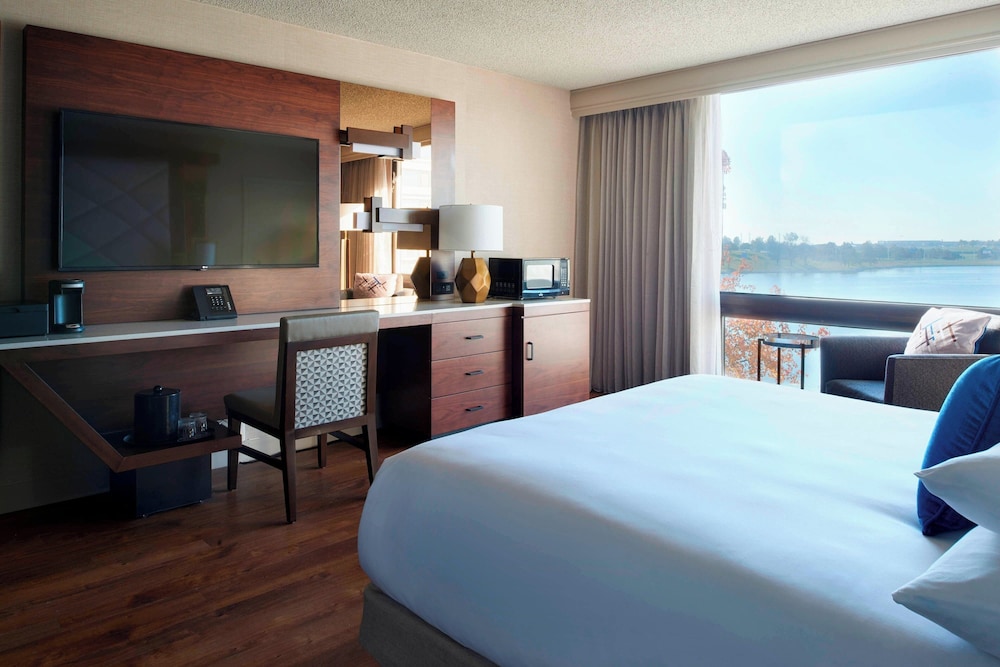 Room, 1 Queen Bed (Mobility Accessible, Tub)