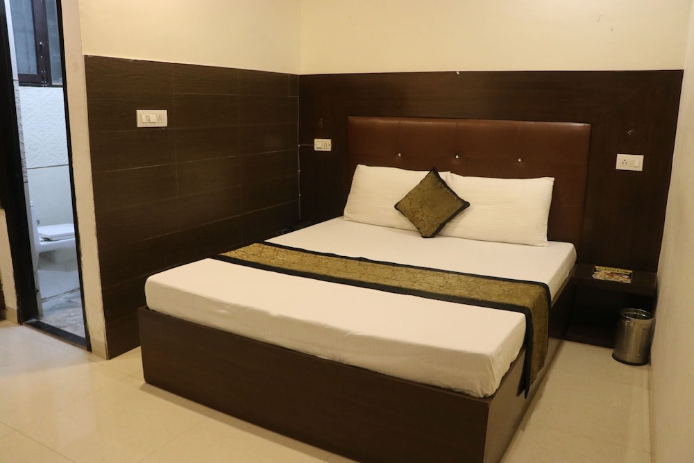 Oyo 12206 Hotel The Black Gold 12/50