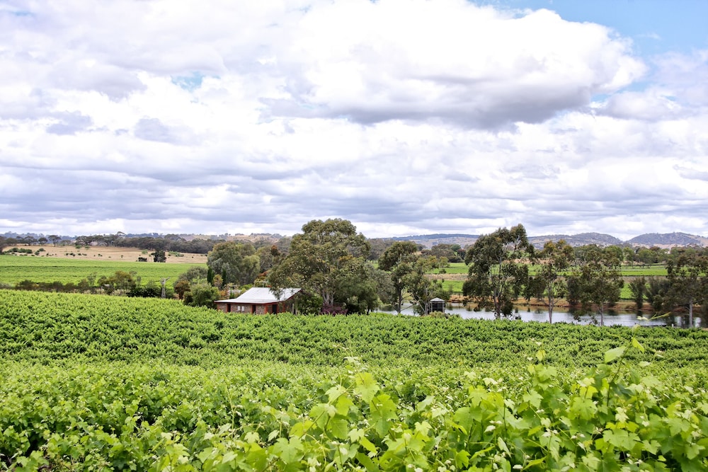 Stonewell Cottages & Vineyards 30/50