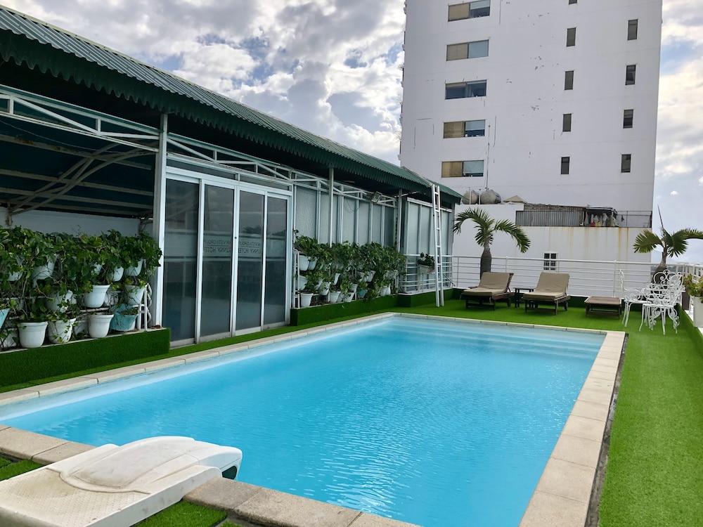 Sunny Hotel 3/54