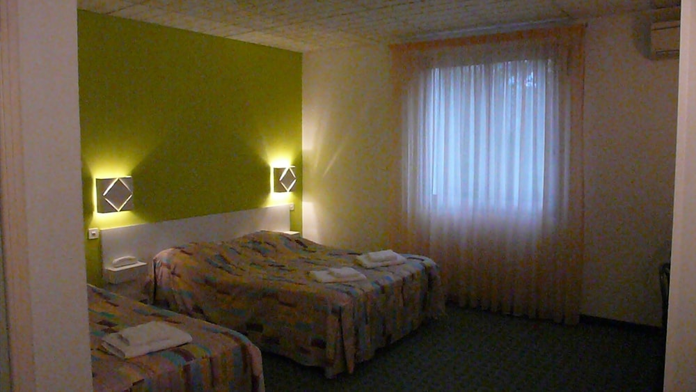HOTEL LES CHENES 7/50