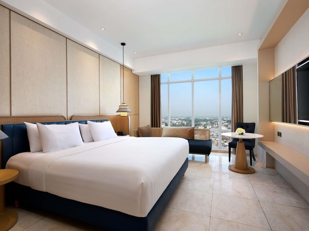 غرفة ديلوكس بسرير كينج، Grand Mercure Solo Baru 2/4