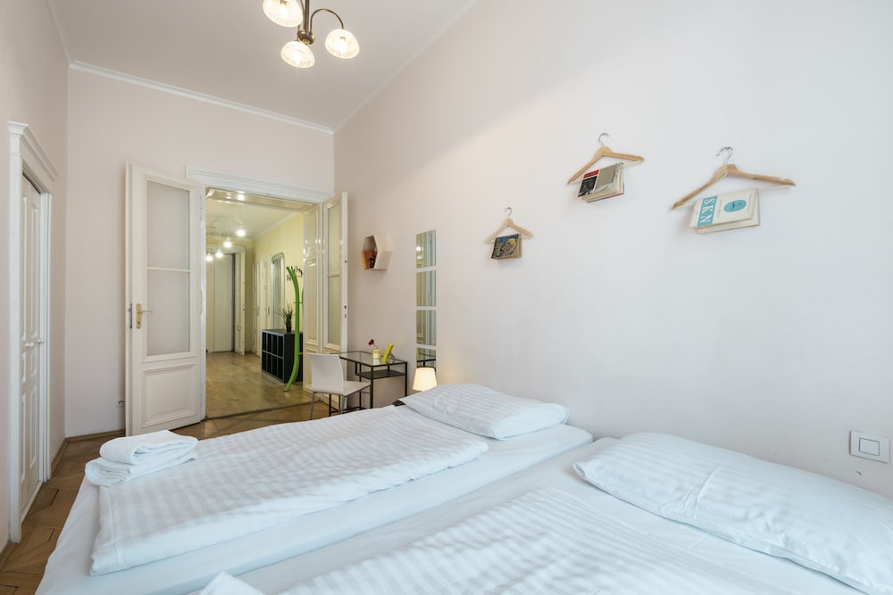2 Bedrooms, Design, Apartment, 5 Beds, Bunk Bed, Sofa، Hybernska Apartments 4/10