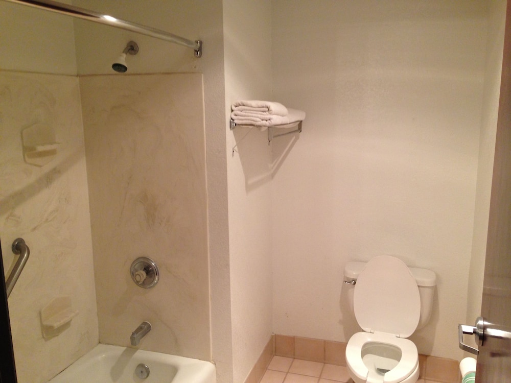 Brentwood Inn Suites 41/41