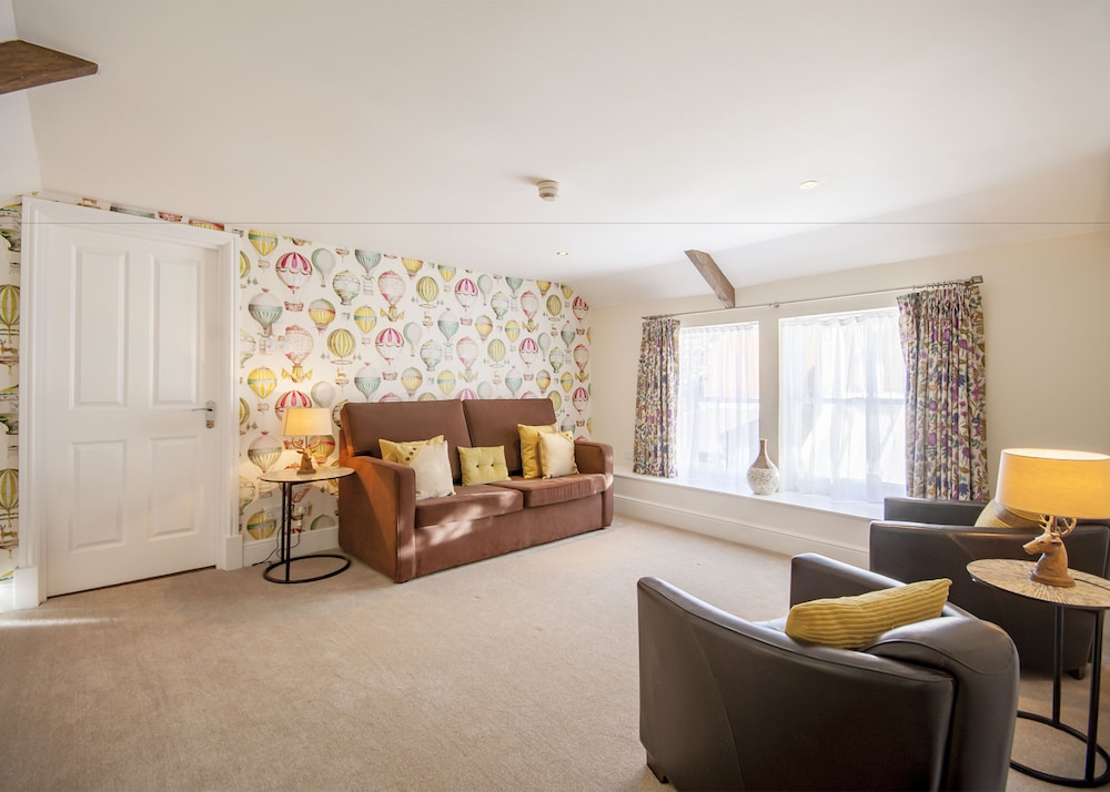 The Highworth Hotel 28/48