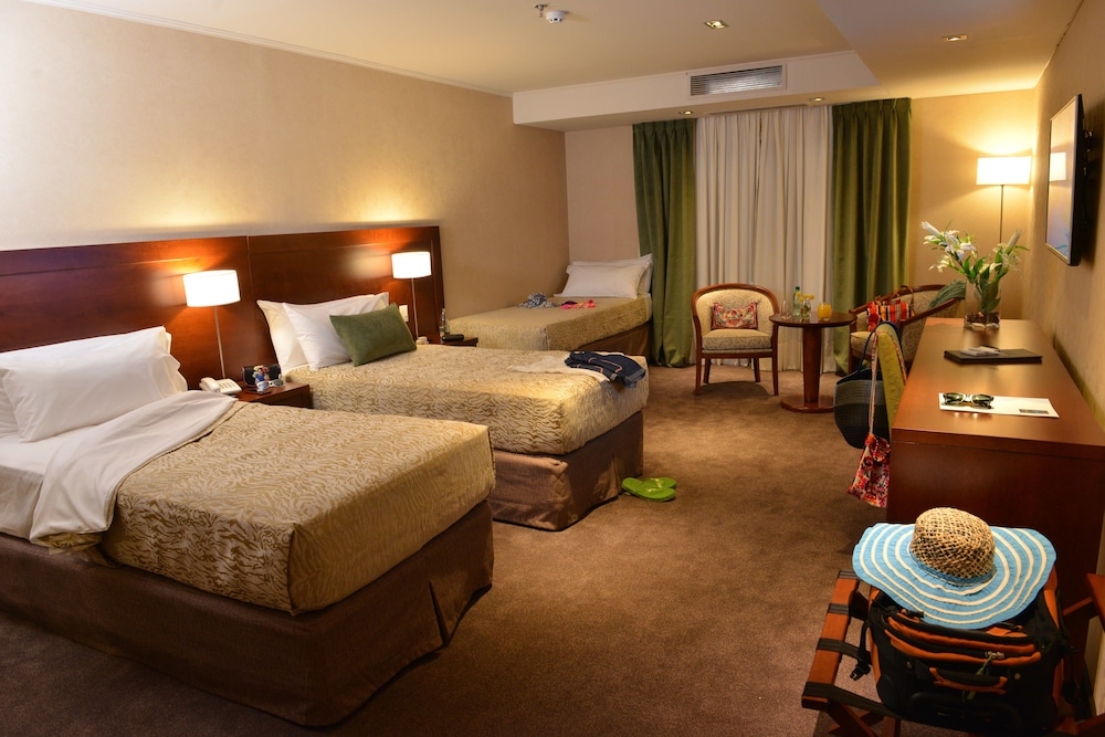 ROOM, TRIPLE, MURPHY BED, 3 BEDS