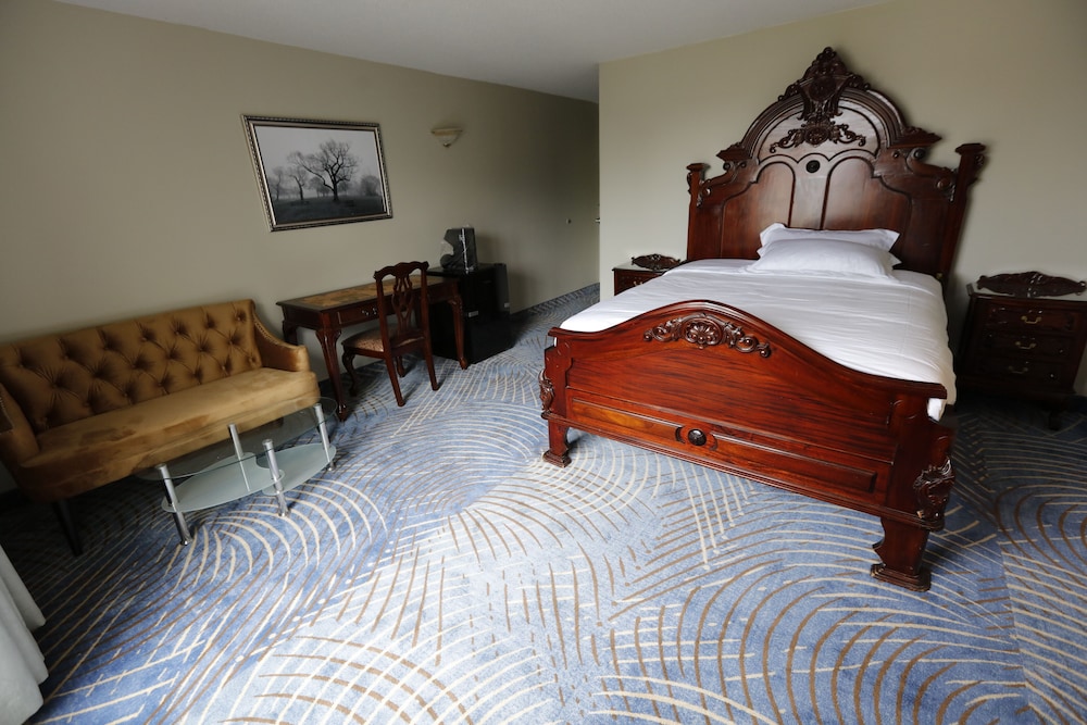 Fullerton Manor Inn 16/37