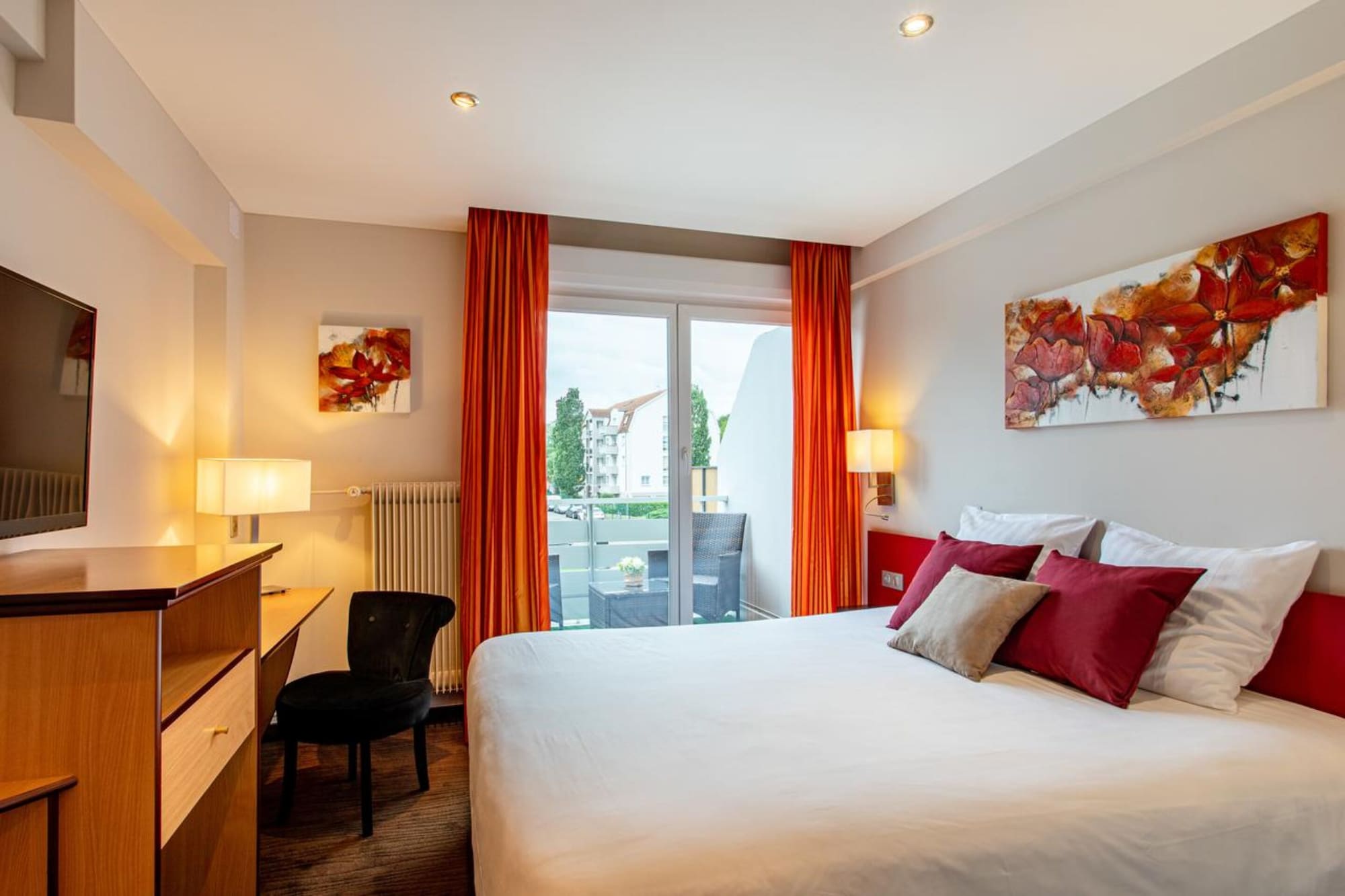 COMFORT, QUEEN BED
