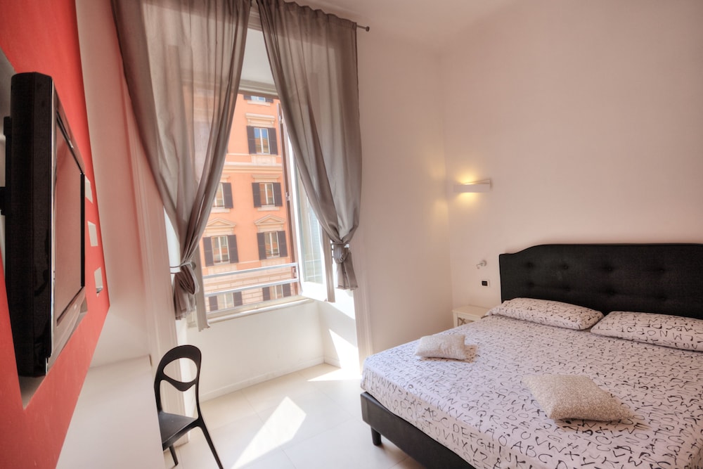 ROOM, DOUBLE OR TWIN BED