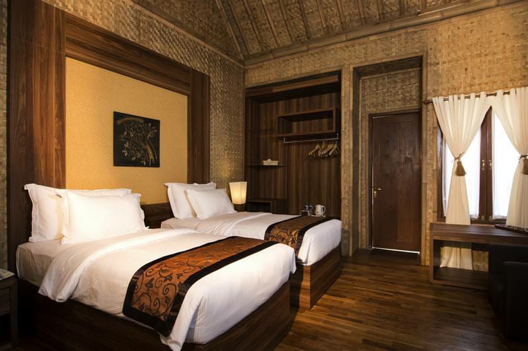 Hollywood, Twin Beds, No View