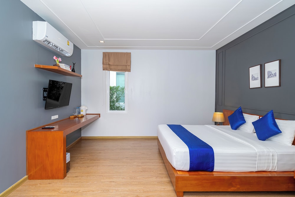 DELUXE, DOUBLE BED, POOL ACCESS
