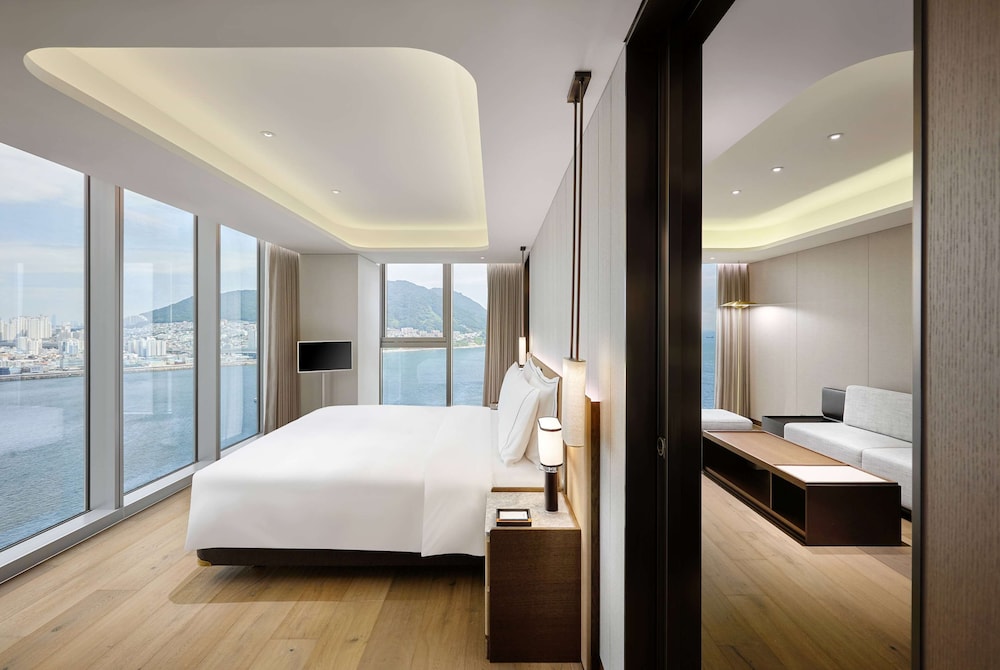 SUITE, KING BED, CORNER