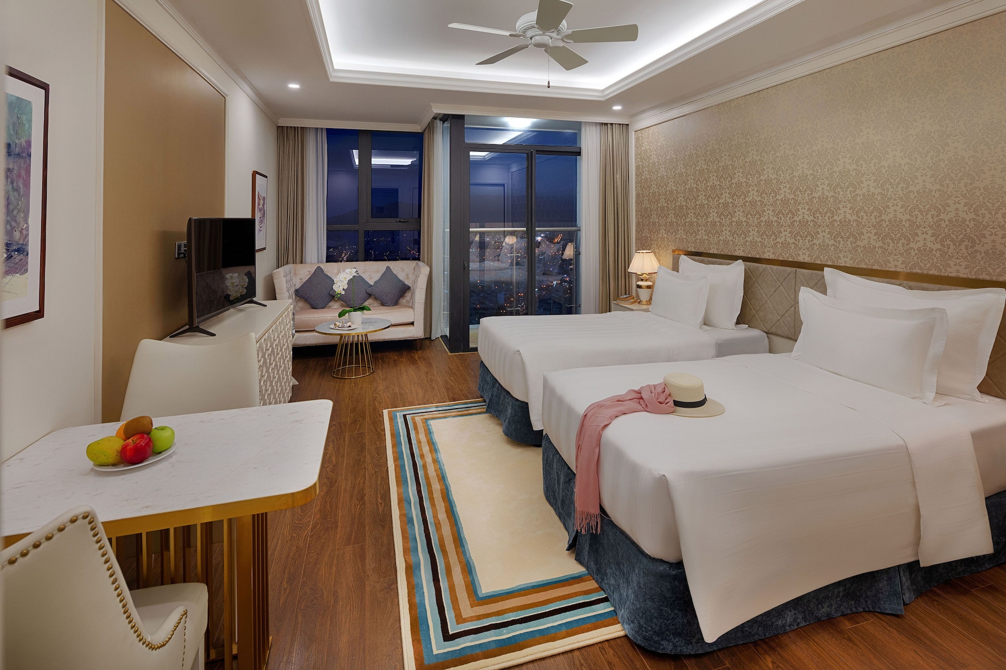 DELUXE ROOM