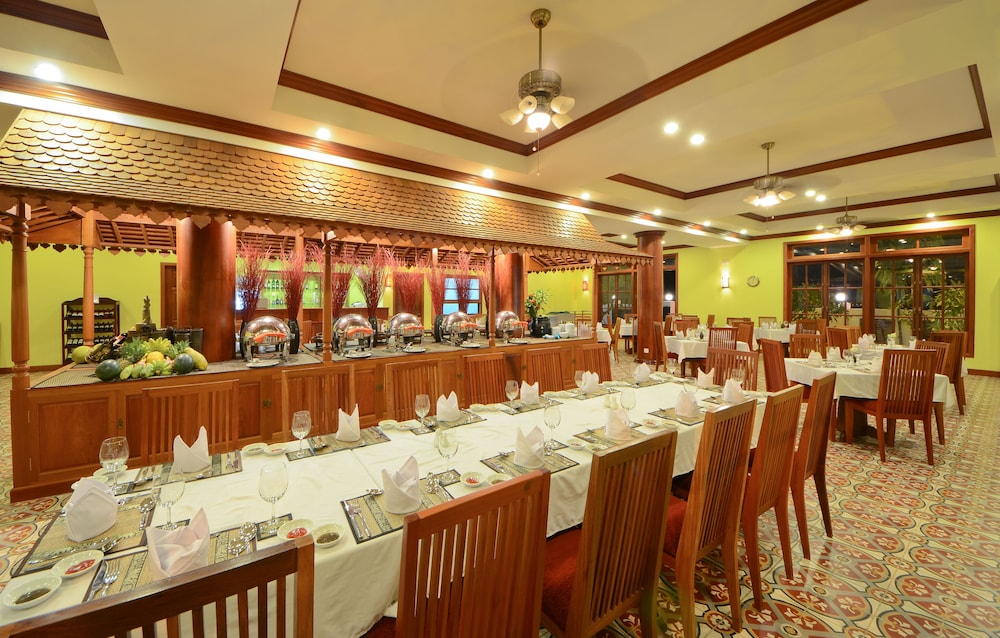 Royal Crown Hotel & Spa 64/70