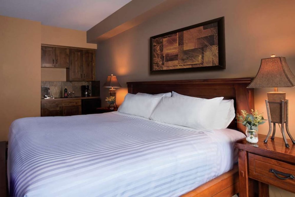 Glacier Mountaineer Lodge 7/32