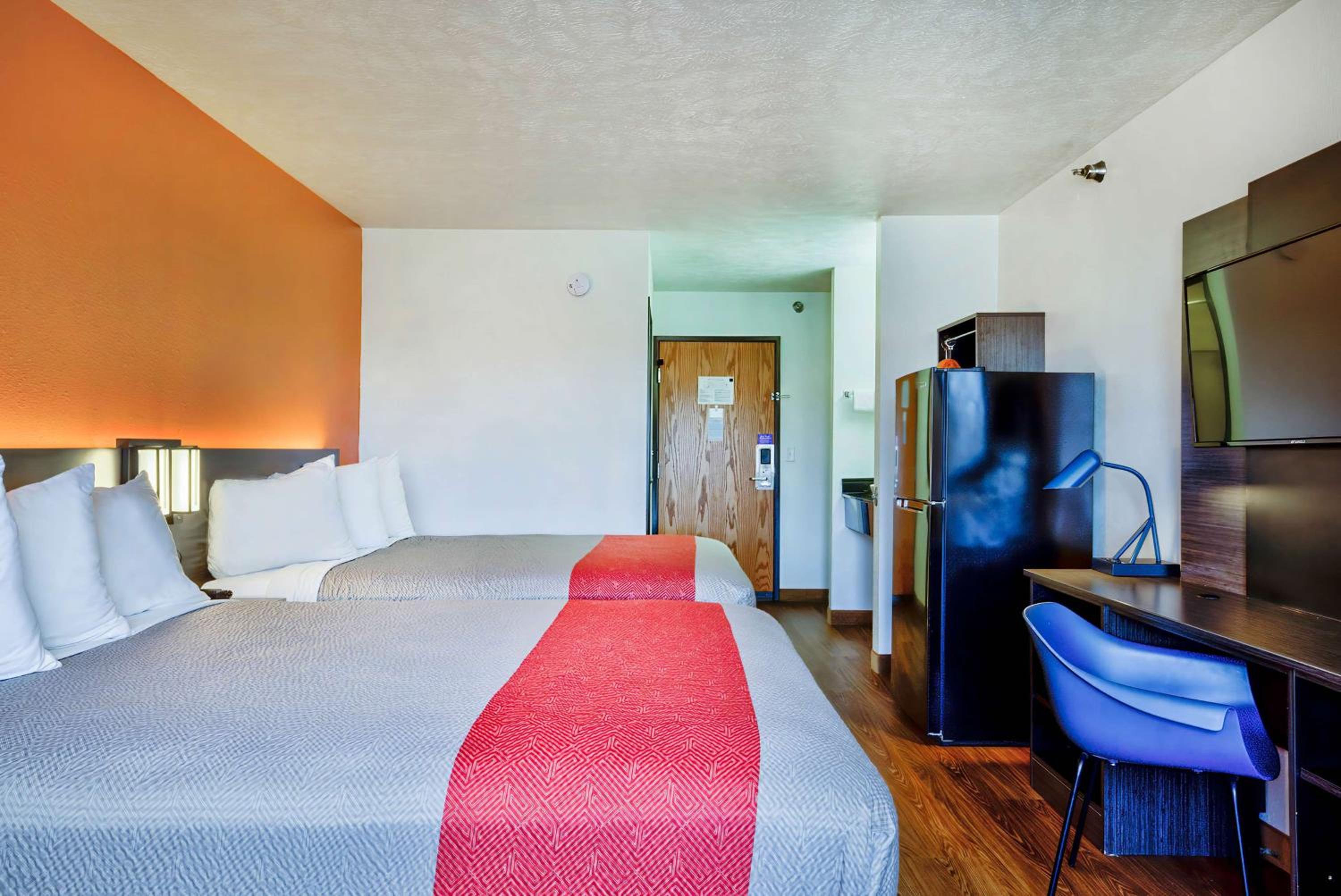 1 Queen Bed - Mob Acc RI Shwr Nsmk Minifridg