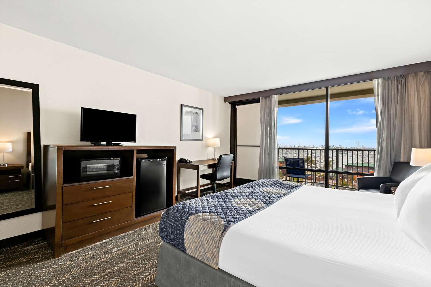 غرفة بسرير كينج بإطلالة بحوض استحمام لذوي الإعاقة، Best Western Yacht Harbor Hotel 2/4