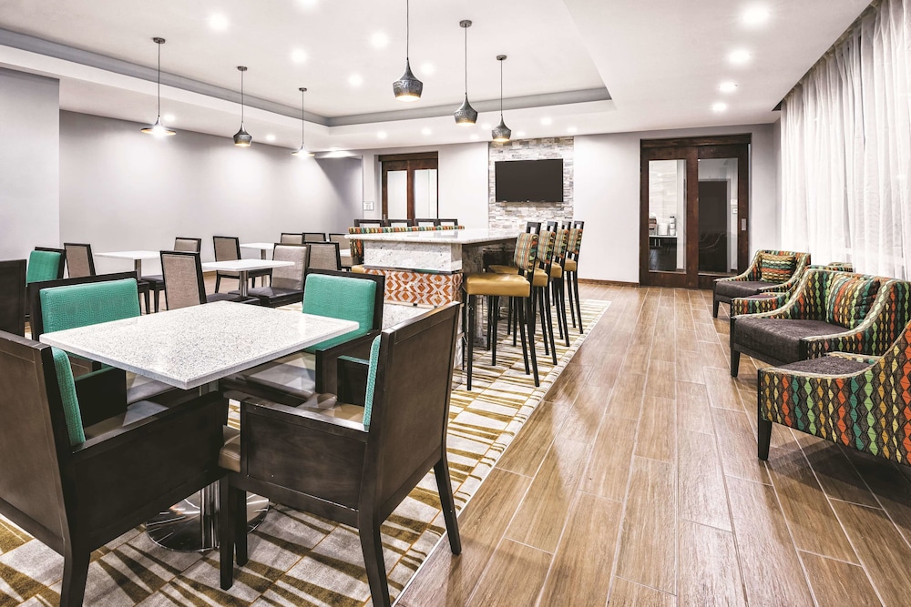 La Quinta by Wyndham San Antonio by Frost Bank Center 34/37