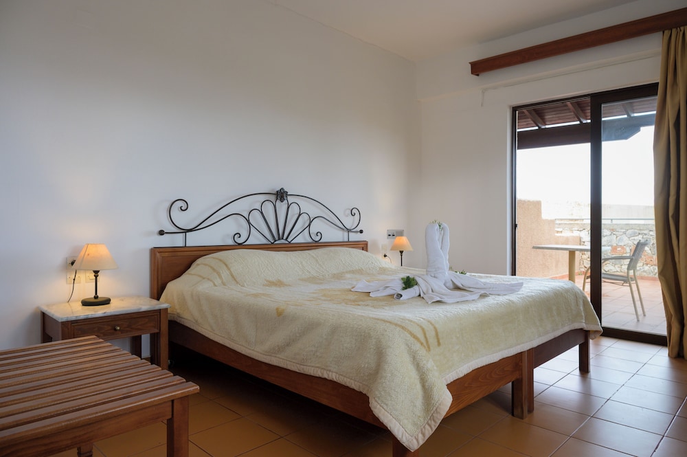 Areti Aparthotel 26/75