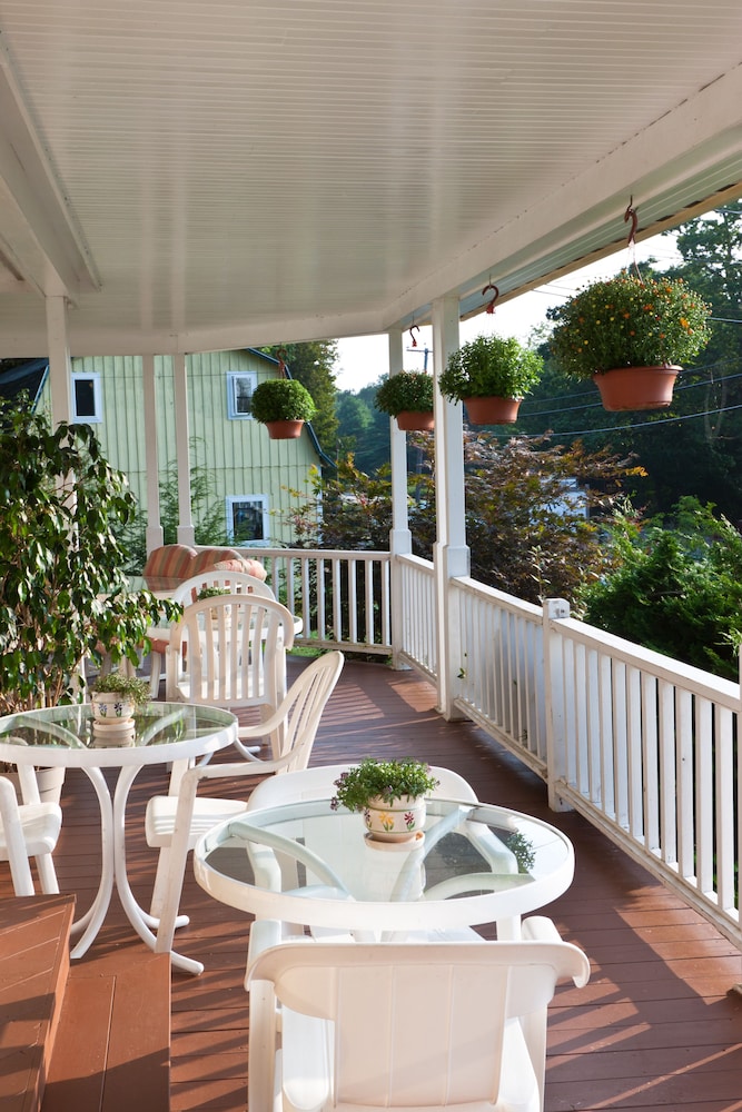 Mount Battie Motel 44/73