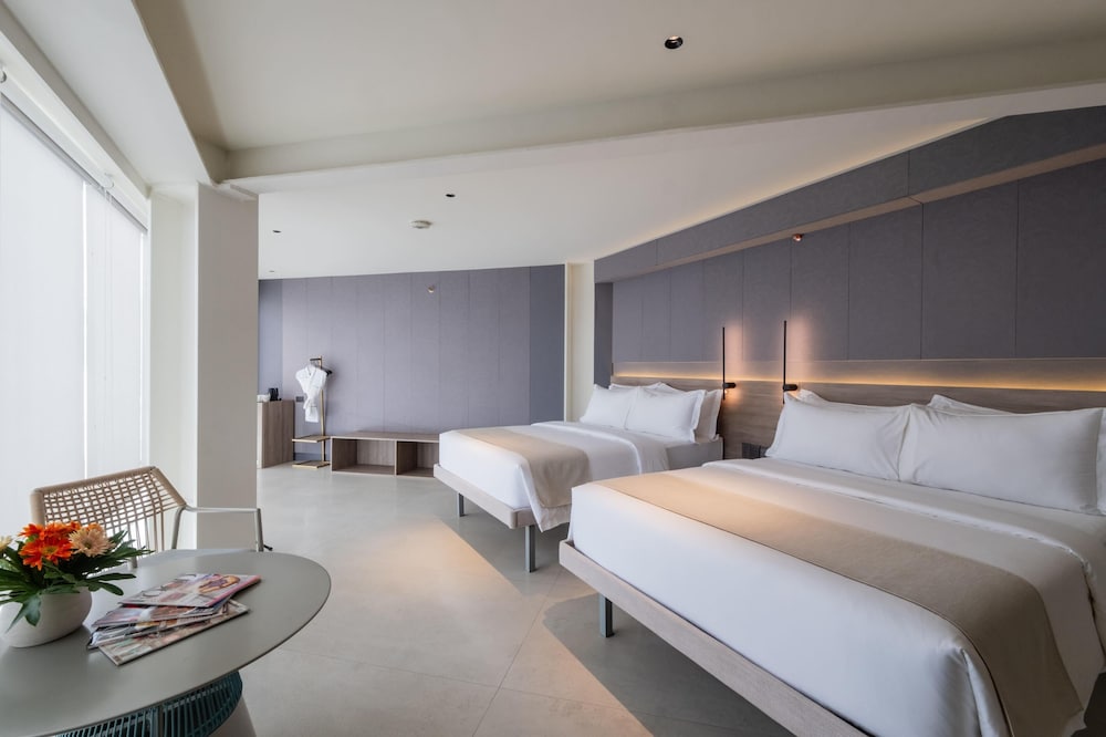 Premier, 2 Queen Beds, Sea View