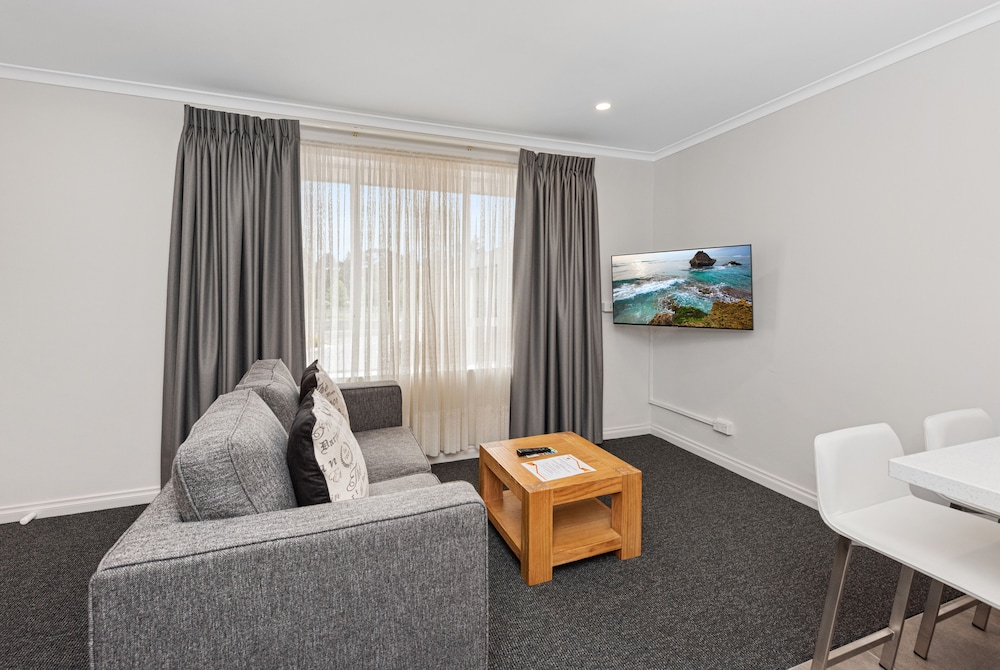 Fawkner Suites Serviced Apartments 34/64