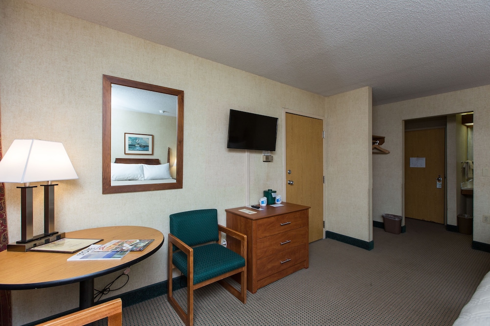 Commodores Inn 50/50