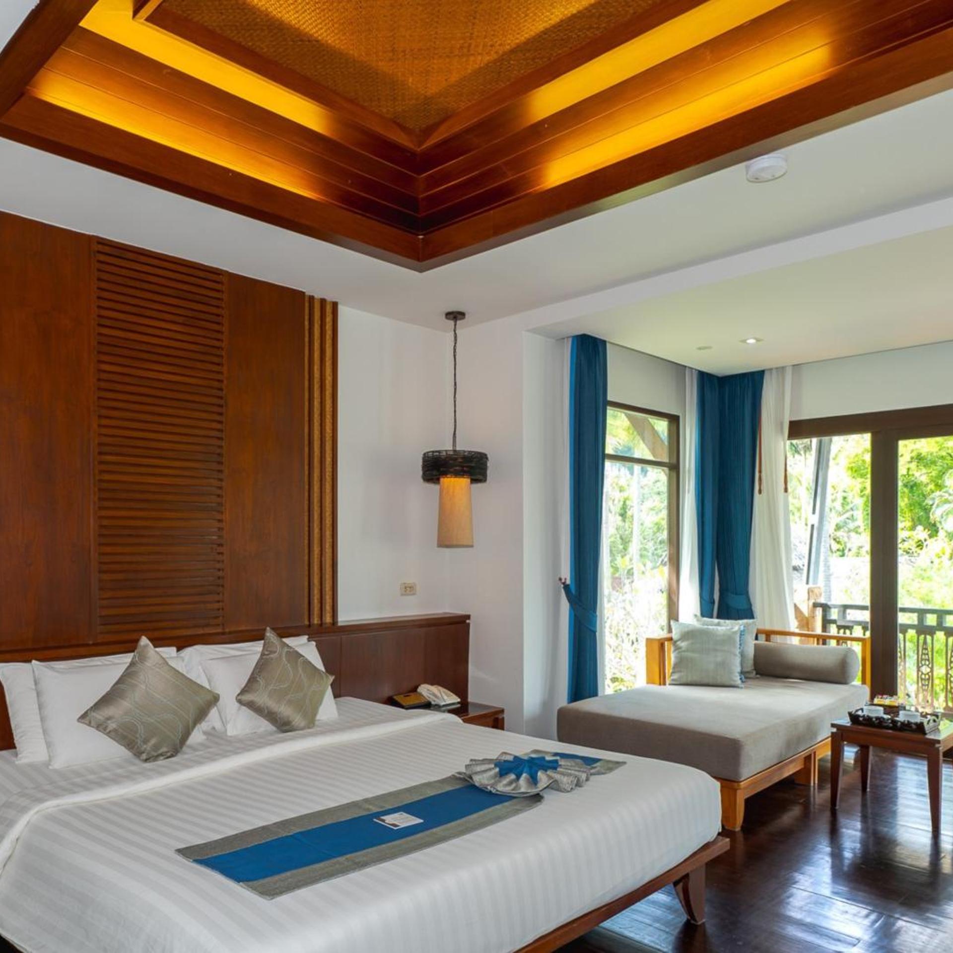 Deluxe, King Bed, Pool View