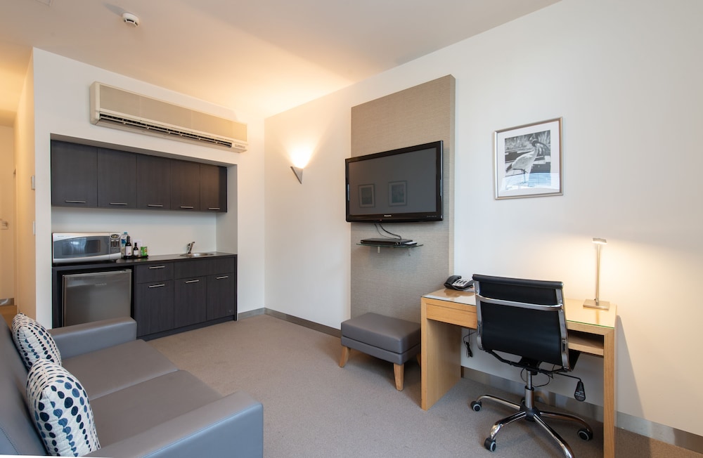 MAWSON LAKES HOTEL 55/64