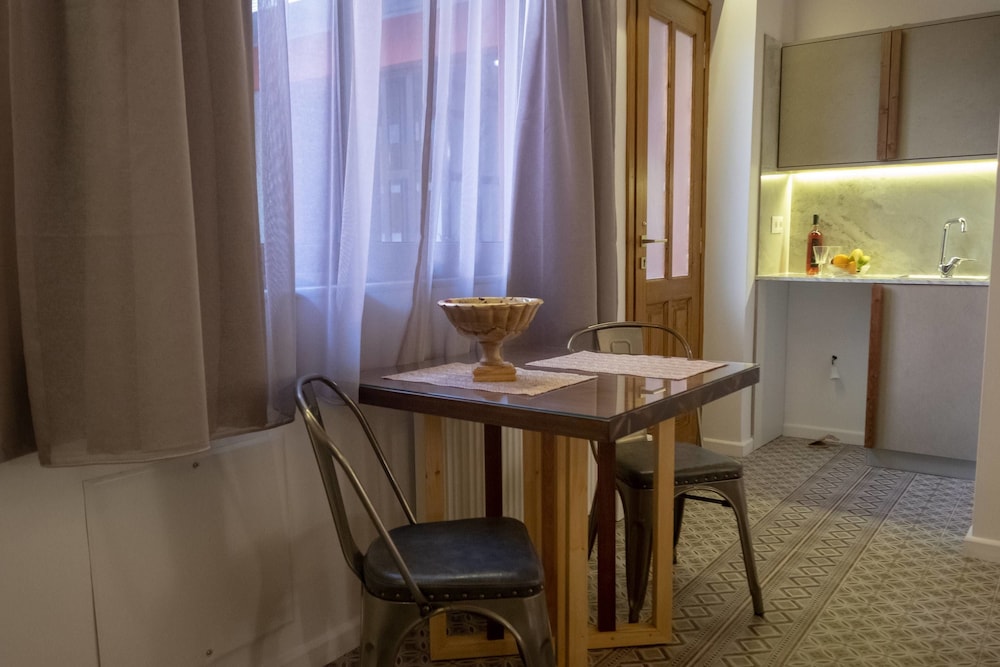 Athenian Yard Suites 38/50