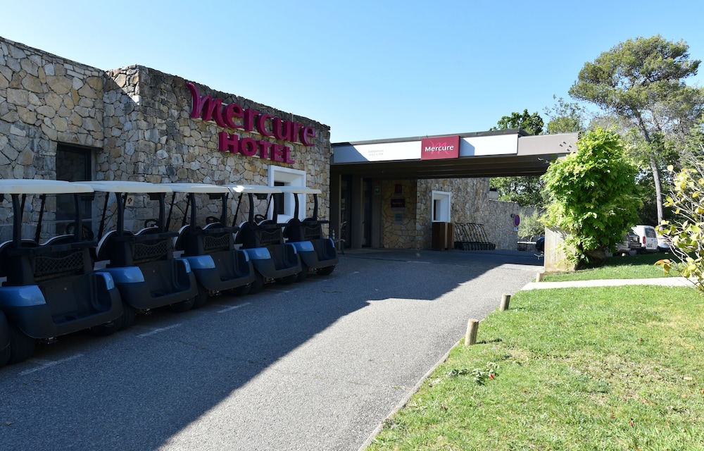 Mercure Brignoles Golf de Barbaroux and Spa 71/73
